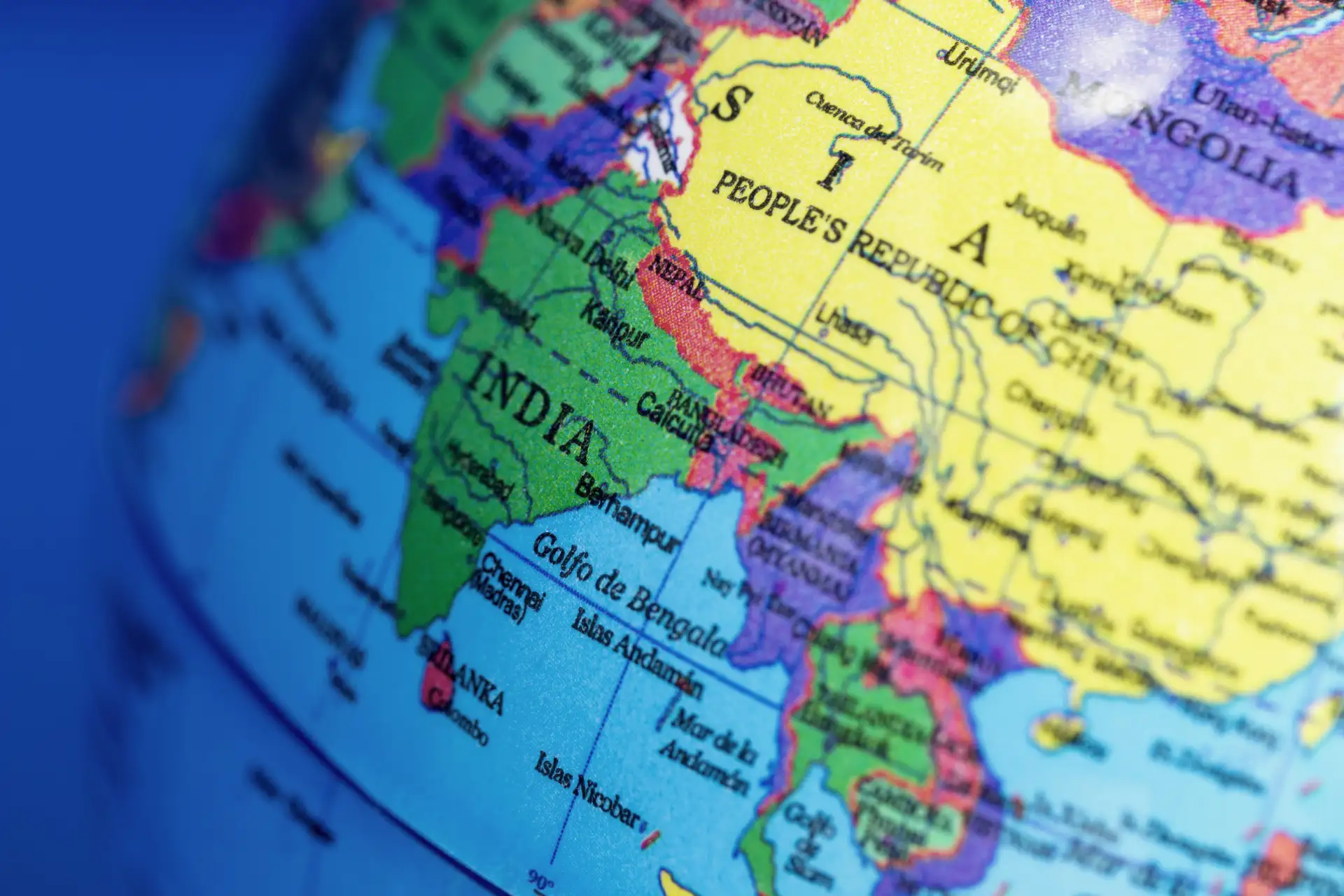 Puerto de Mumbai con mercanc&iacute;a textil y especias para exportar