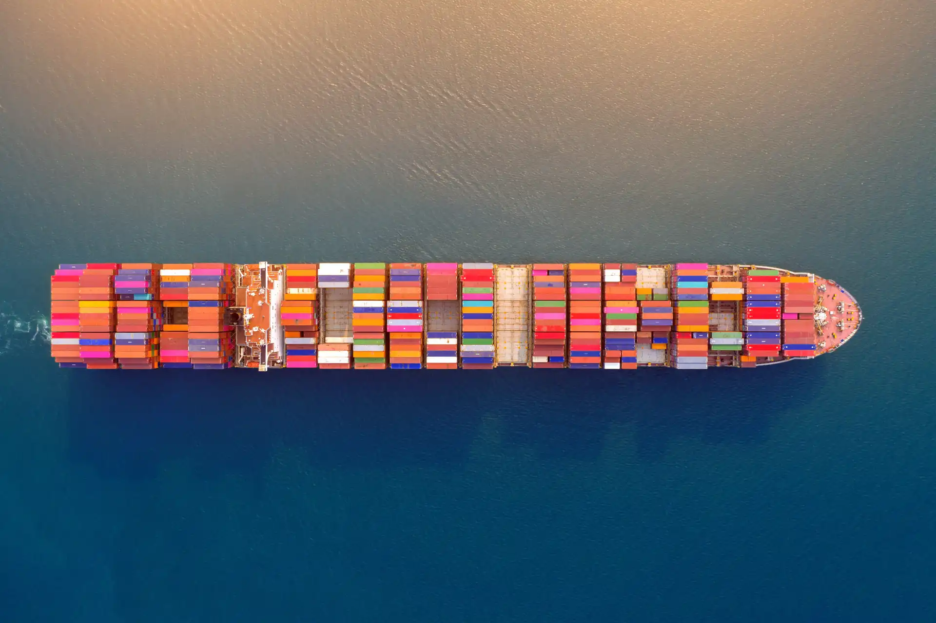Buque portacontenedores navegando en alta mar con flete y seguro contratados por el vendedor