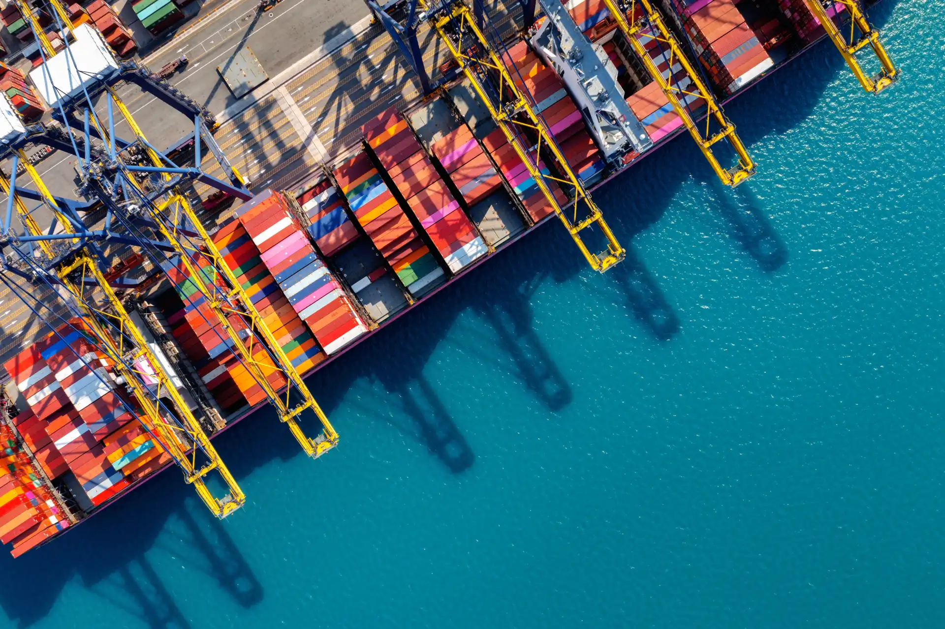 Importador revisando contrato con incoterms antes de firmar orden de compra a proveedor en Asia